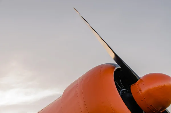 Пропеллер двигателя, старый самолет, оранжевый, североамериканский T-6G Texan — стоковое фото