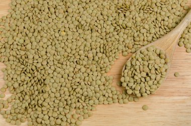 Ahşap üzerine kaşıkla mercimek