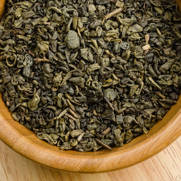 Yeşil çay, kurutulmuş yaprakları, ahşap arka plan üzerinde