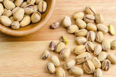 Ahşap zemin üzerine kavrulmuş ve tuzlu fıstık