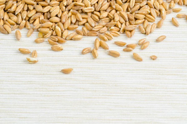 Masa örtüsü üzerinde spelt, yakın çekim, arka plan