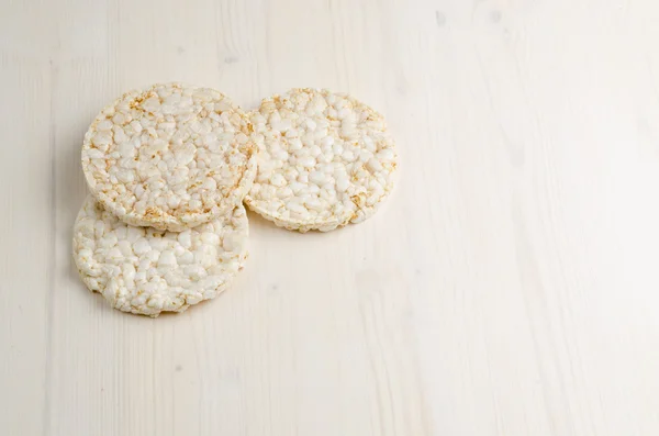 Pastel de arroz, arroz inflado en la mesa — Foto de Stock