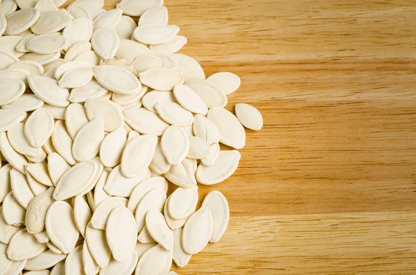 Ahşap arka plan üzerinde kuru kabak çekirdeği