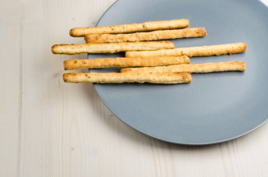 Rustik breadsticks bir tabak üzerinde ahşap masa, yakın çekim, arka plan