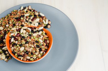 Baklagiller bir tabak masada, yakın çekim, arka plan