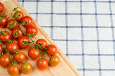 Domates, kesme tahtası ahşap, masa örtüsü