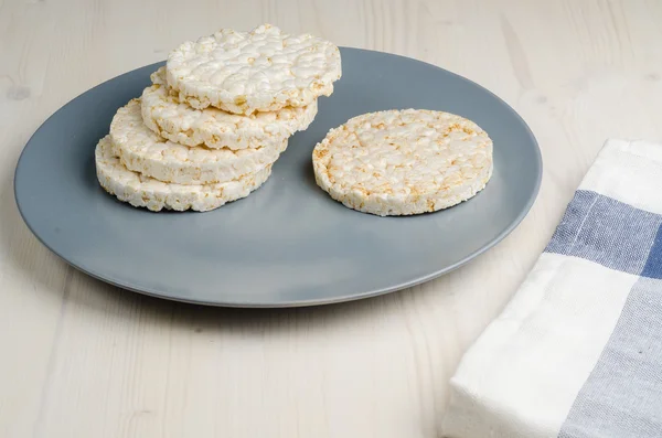 Ahşap zemin üzerine kavrulmuş ve tuzlu fıstık