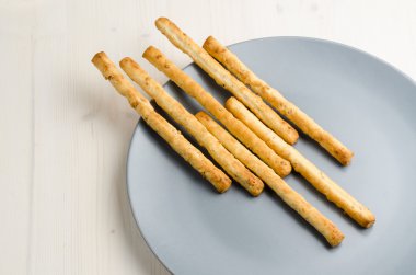 Rustik breadsticks bir tabak üzerinde ahşap masa, yakın çekim, arka plan