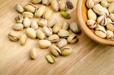 Ahşap zemin üzerine kavrulmuş ve tuzlu fıstık