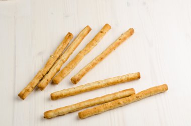 ahşap masa üzerinde rustik breadsticks yakın çekim, arka plan