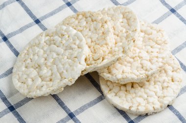 pirinç kek, pirinç masa örtüsü üzerinde kabarık