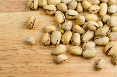 Ahşap zemin üzerine kavrulmuş ve tuzlu fıstık