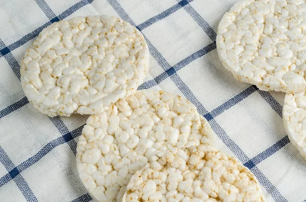 Pastel de arroz, arroz inflado sobre manteles — Foto de Stock