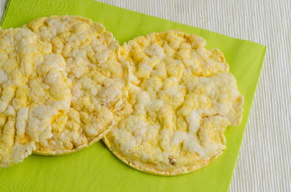 Torta de maíz, maíz inflado en la mesa, desayuno backgroun — Foto de Stock