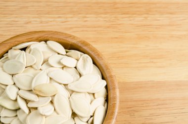 Ahşap arka plan üzerinde kuru kabak çekirdeği