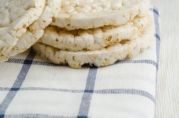 Pastel de arroz, arroz inflado sobre manteles — Foto de Stock