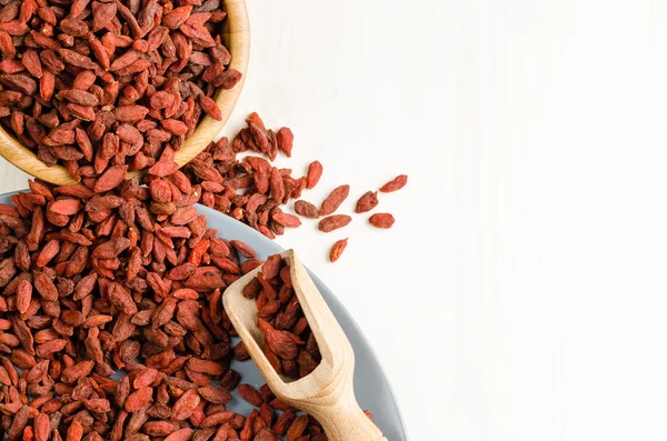 Goji berry kurutulmuş, kaşıkla, closeup adam