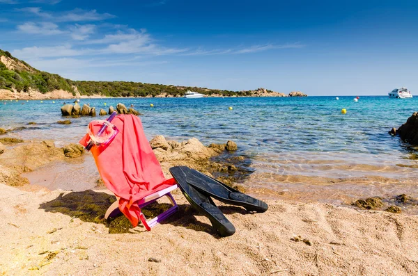 Leżak z maska nurkowa i ramieniem, na plaży, słoneczny dzień — Zdjęcie stockowe