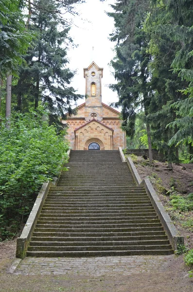 Escadas que levam à igreja — Fotografia de Stock