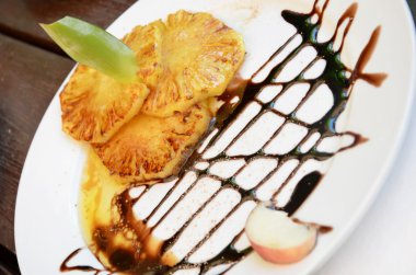 çikolata ile ızgara ananas