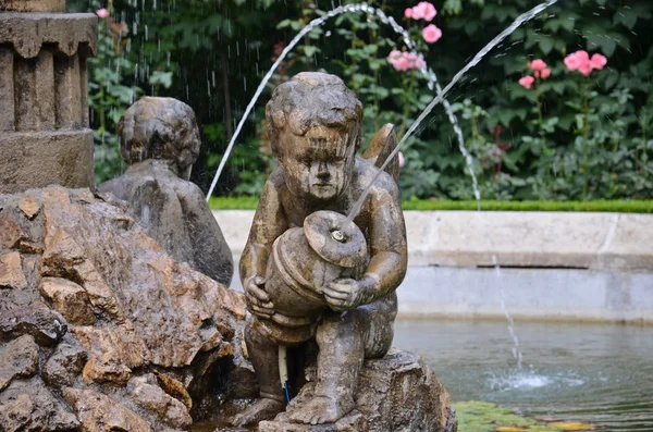 Posąg fontanną małego chłopca — Zdjęcie stockowe