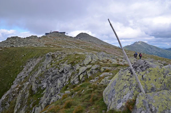 Baixa montanha Tatras e cume Chopok — Fotografia de Stock