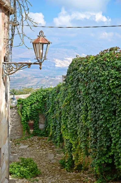 Alte Gasse mit Lampe Stockbild