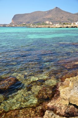 Deniz ve kale Favignana Adası