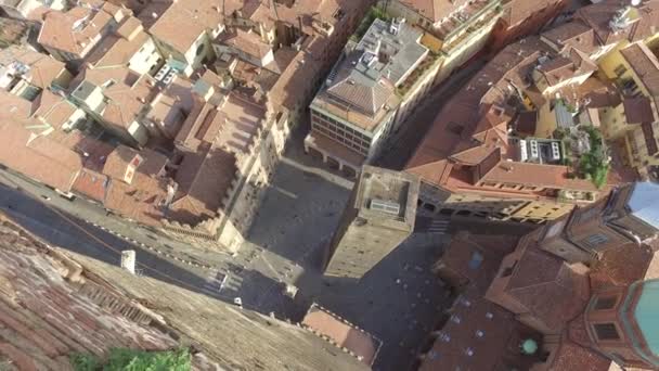 Luchtfoto van de Asinelli toren in Bologna — Stockvideo