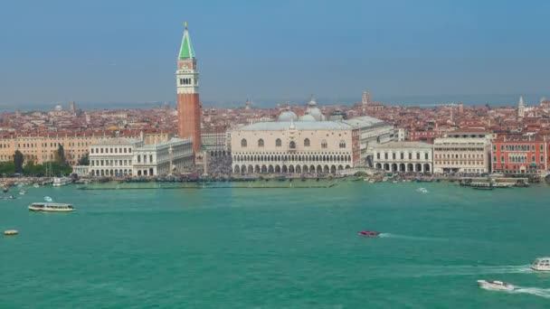 Traffic of boats in the Venetian lagoon — Stock Video