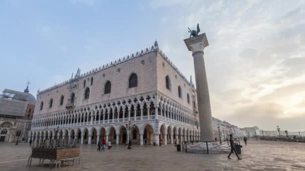 Ranní obloha nad Dóžecí palác v Benátkách — Stock video