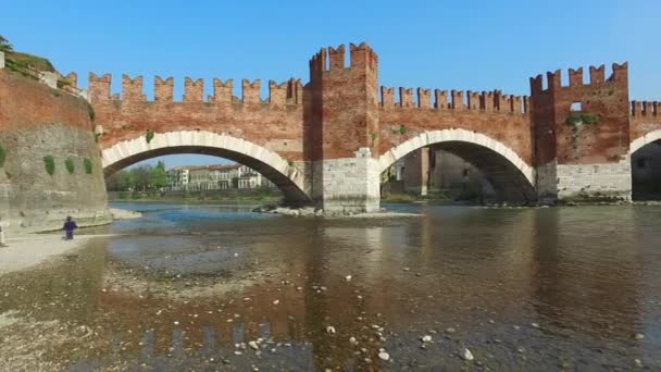 Castelvecchio brug in Verona, Italië — Stockvideo