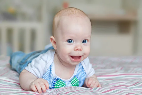 Портрет улыбающегося ребенка — стоковое фото