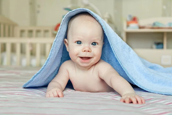 Портрет ребенка с полотенцем на голове — стоковое фото