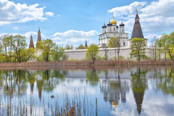 Joseph-Volokolamsk klooster weerspiegelt in vijver — Stockfoto