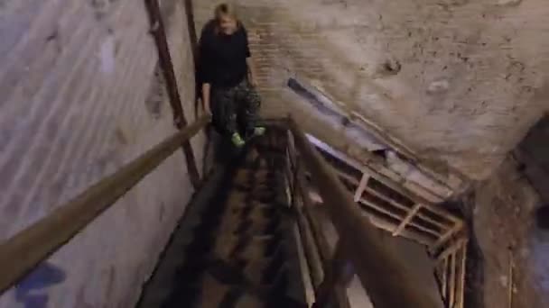 Descent by the stairs in the Asinelli tower in Bologna — Stock Video