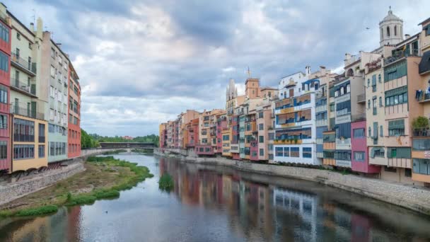Moln över floden Onyar i Girona — Stockvideo