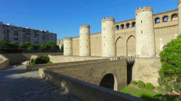 壁とサラゴサ、スペイン アルハフェリア宮殿橋 — ストック動画