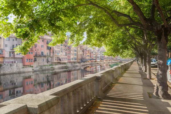 Damm des Onyar-Flusses in Girona — Stockfoto