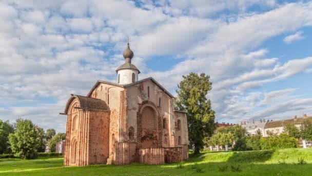 Igreja antiga na corte de Yaroslav em Veliky Novgorod — Vídeo de Stock