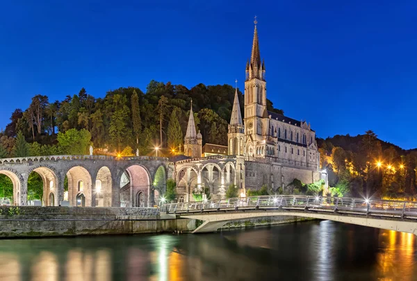 Basilica del Rosario di notte a Lourdes — Foto Stock