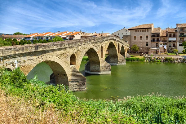 Ponte romana sobre o rio Arga em Puente la Reina — Fotografia de Stock