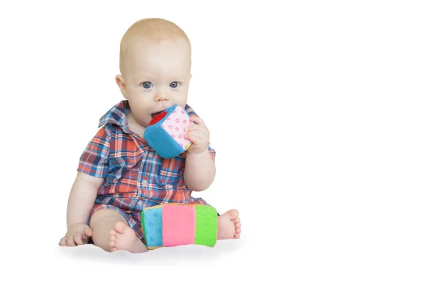 Малыш играет с разноцветными мягкими кубиками — стоковое фото