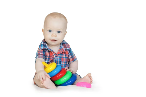 Junge spielt mit Pyramide — Stockfoto