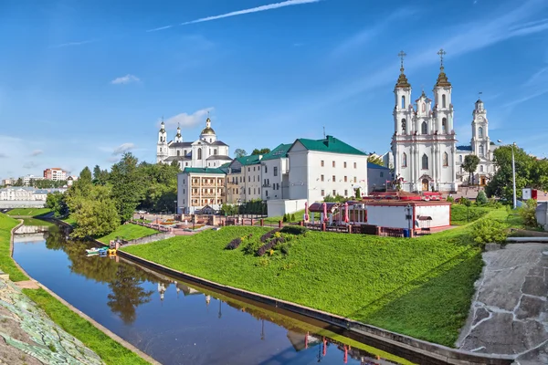 Gebouwen aan de zijkant van de Vitba rivier in Vitebsk — Stockfoto