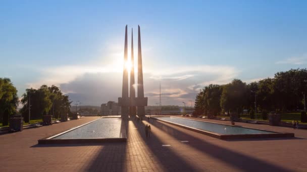 Vitebsk zafer meydan Yaylası girişindeki nitelikli anıt — Stok video