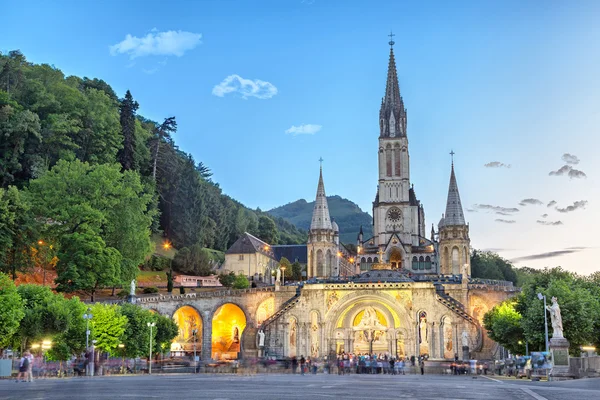 Bazyliki Matki Bożej Różańcowej w godzinach wieczornych w Lourdes — Zdjęcie stockowe