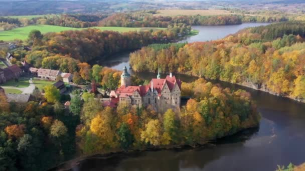 Αεροφωτογραφία Του Κάστρου Czocha Που Περιβάλλεται Από Φθινόπωρο Δάσος Και — Αρχείο Βίντεο