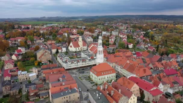 Gryfow Slaski Poland 공중에서 광장의 모습과 시청의 역사적 — 비디오