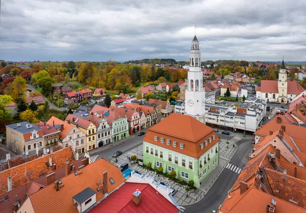 ポーランドのGryfow Slaski 町役場の歴史的建造物とリンク広場の空中ビュー — ストック写真